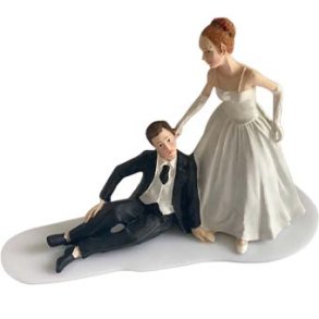 Kagefigur bruden holder ham i kraven/ret