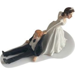 Kagefigur bruden holder ham i kraven/ret