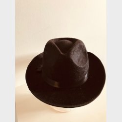 Hat i velour i farverne sort, bl og hvid