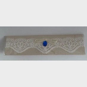 Str�mpeb�nd cremefarvet med sl�jfe og perle