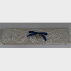 Str�mpeb�nd cremefarvet med sl�jfe og hjerte