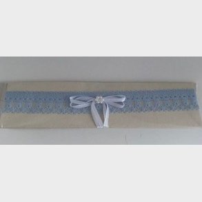 Str�mpeb�nd lysebl� blonde med sl�jfe og blomst